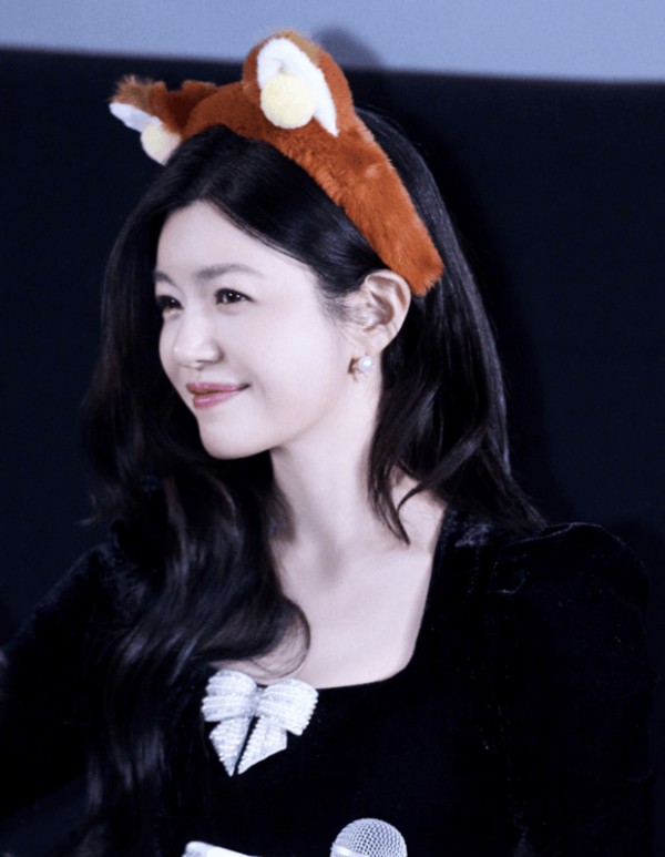 陈妍希头戴棕色狐狸发箍,黑色上衣俏皮灵动。