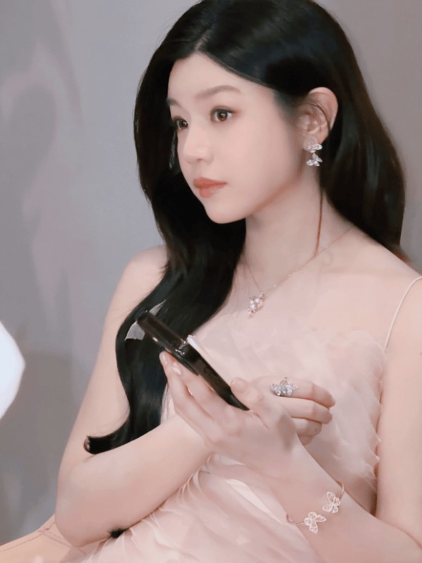 陈妍希皮肤白皙通透,眼神柔和。