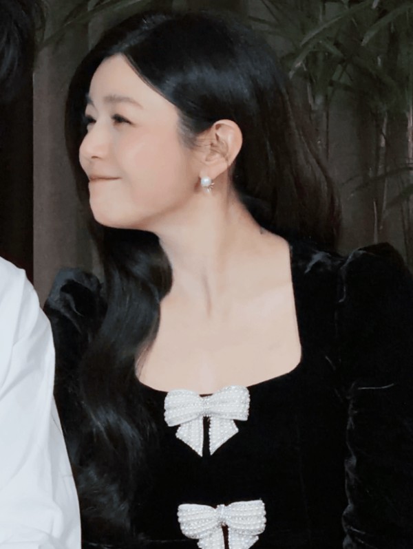 陈妍希侧脸微笑,可爱俏皮。