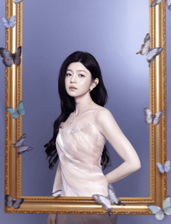 陈妍希侧身倚靠在金色相框旁,身着粉色纱裙,身姿曼妙。