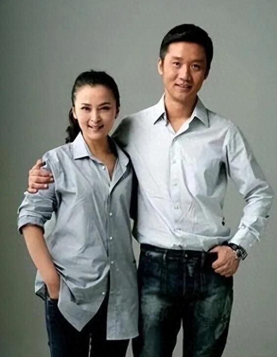 他长得高大帅气，娶黄志忠前妻何音，将继子视如己出，婚后无儿女