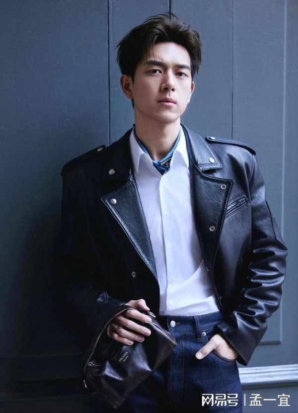 李现街头“翻车”？热度褪去还沉迷摆拍，恐被时代淘汰！