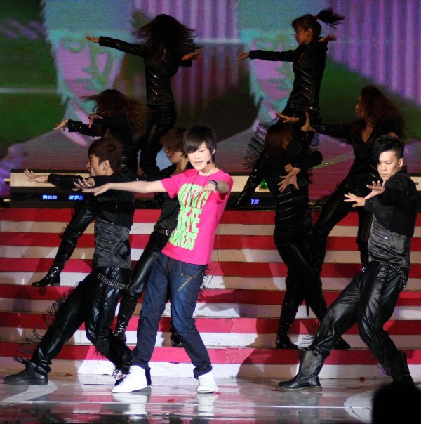 李宇春与不齐舞团同台炸场:烫脚舞为何魔性出圈?