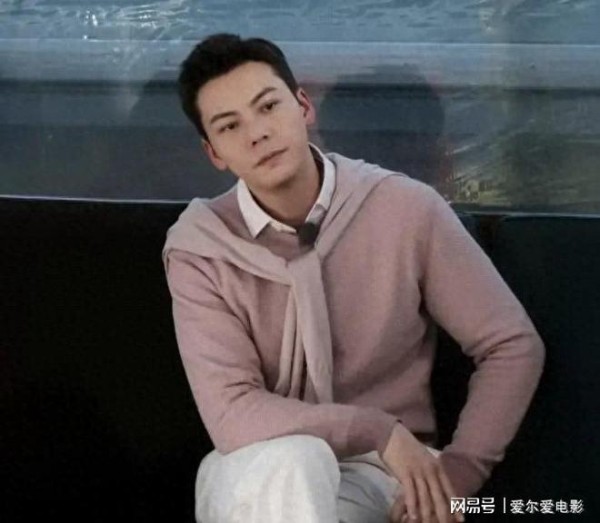 产后两月,何穗再出差!陈伟霆隔空搭老钱风,甜蜜示爱笑意满!