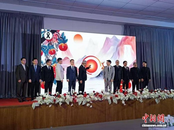 “生机盎然的世界——庆祝中泰建交五十周年画展”在曼谷举行