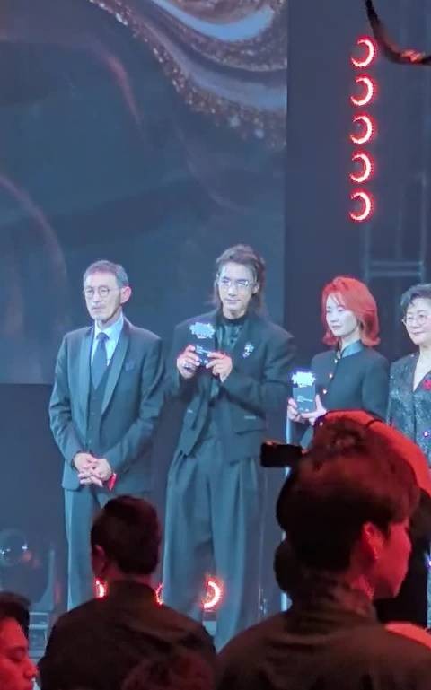 刘雅瑟此沙MAT盛典同台领奖