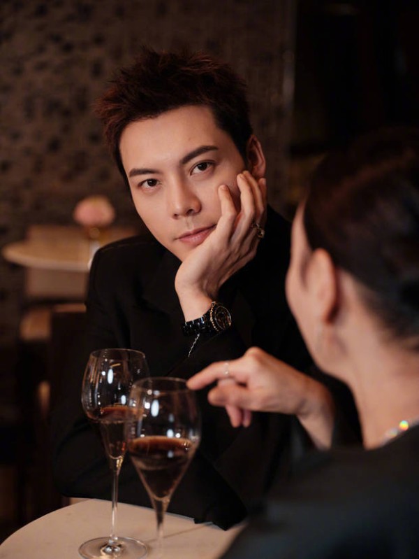 陈伟霆就像是正听姐姐讲话的豪门乖巧弟弟。