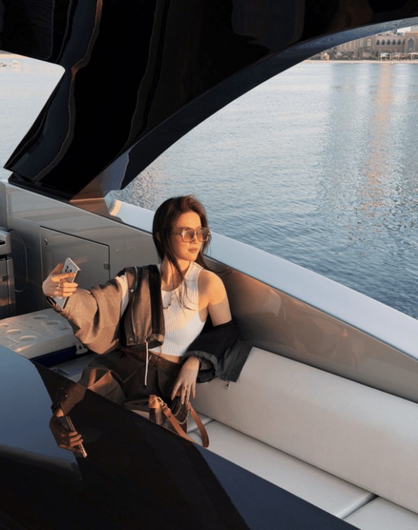 刘亦菲沐浴阳光,拿起手机拍照。