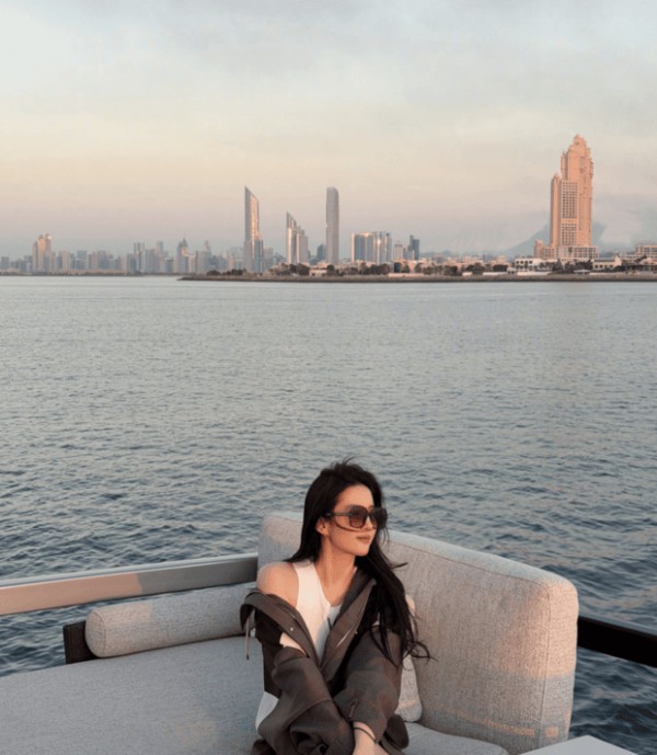 刘亦菲坐在游艇上,海风轻拂她的秀发。