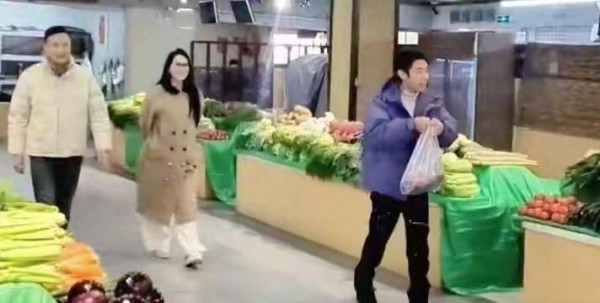撒贝宁伊能静突袭济南农贸市场,小撒菜场唠嗑,伊能静美成风景线