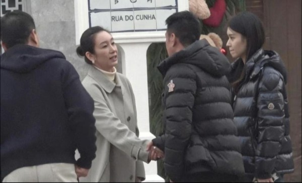 秦海璐夫妇罕见合体!47岁秦海璐状态好到爆,和王新军同框像父女