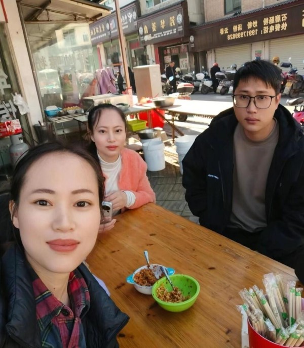 梁志辉妻子被网友看到,和梁志辉养母一起,梁爸一番话让儿子有压力