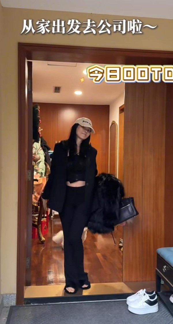 57岁伊能静真实身材曝光!体重110斤,小肚子非常明显,腿也显粗