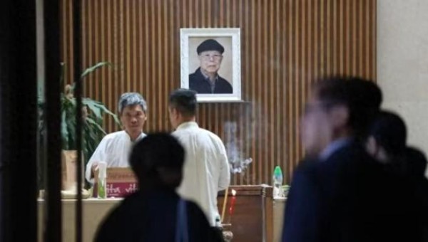 突发!马国明父亲离世,出殡过程曝光,汤洛雯搀扶着婆婆送别公公