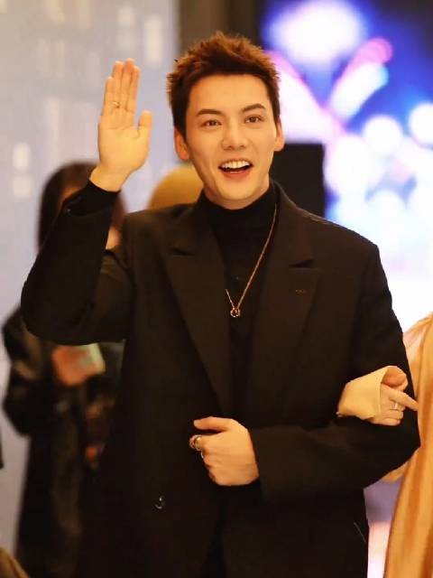 陈伟霆 和惠英红挽手离场,挥手笑超开心