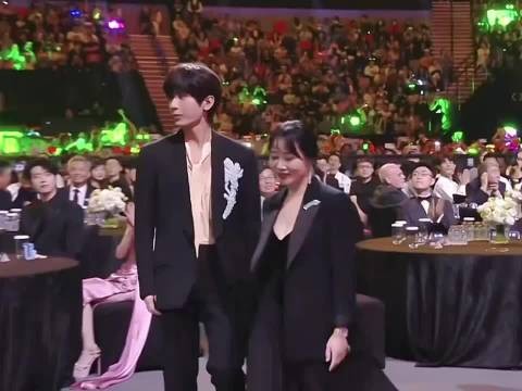 成毅张凌赫尖叫之夜引热议，憨盲互动成焦点