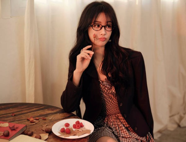 杨紫嘟嘴卖萌好可爱。