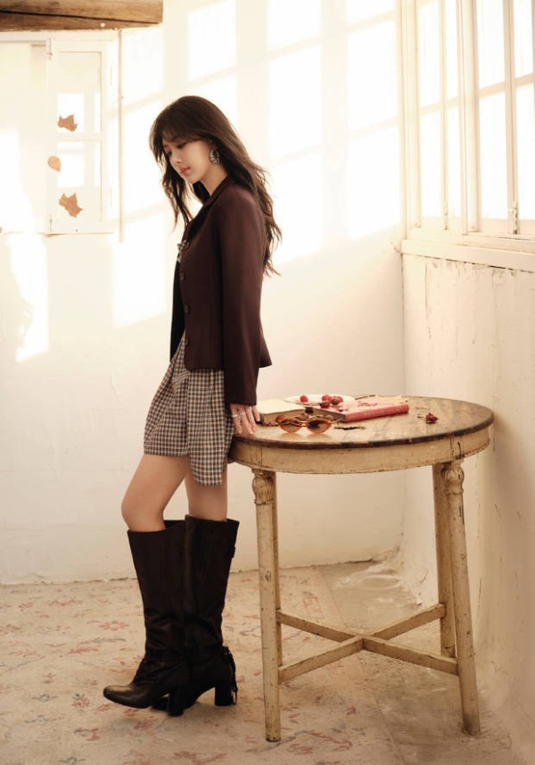 杨紫侧颜精致,美貌养眼。