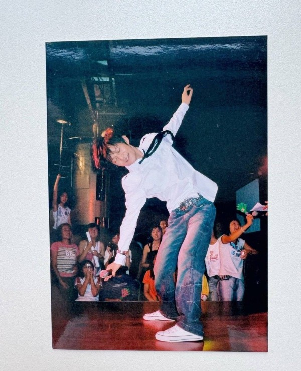 离谱!网友珍藏何炅喝过的水长达20年,曾和女歌迷争抢这瓶水