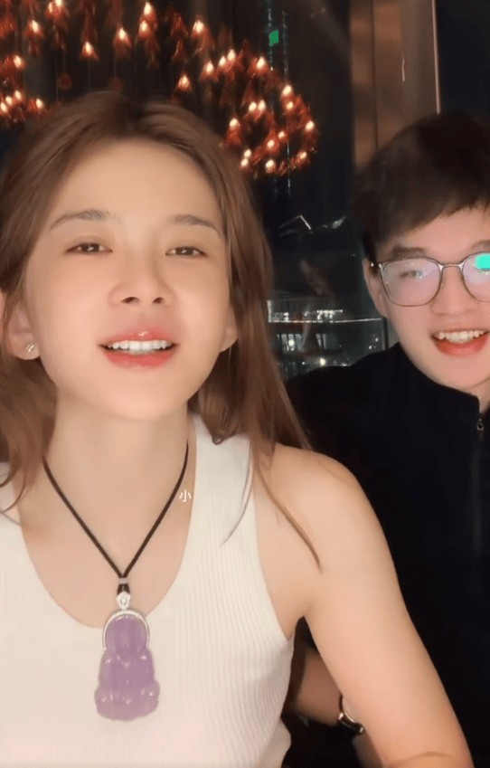 赵樱子直播高调官宣恋情!小12岁圈外男友露脸,真实面貌曝光