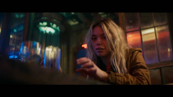 DC《超级少女》首支预告发布,卡拉酒吧热舞颠覆超英形象