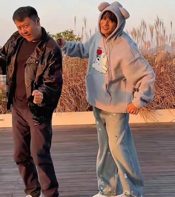 印小天与郑业成同框跳舞,表情逗趣欢乐感满满,两人颜值双双都在线