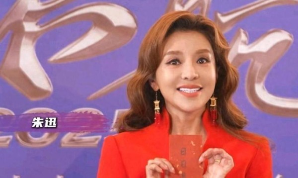 朱迅再陷调离风波?春晚26年深耕追流量,赵本山一言道破关键!