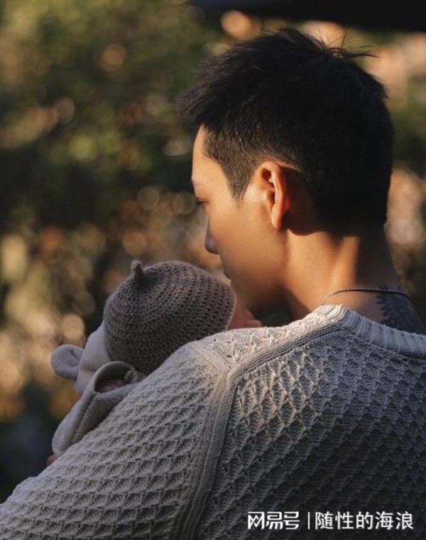 爆哭！陈伟霆官宣生子深层原因曝光，童年创伤催生出最温柔的父爱