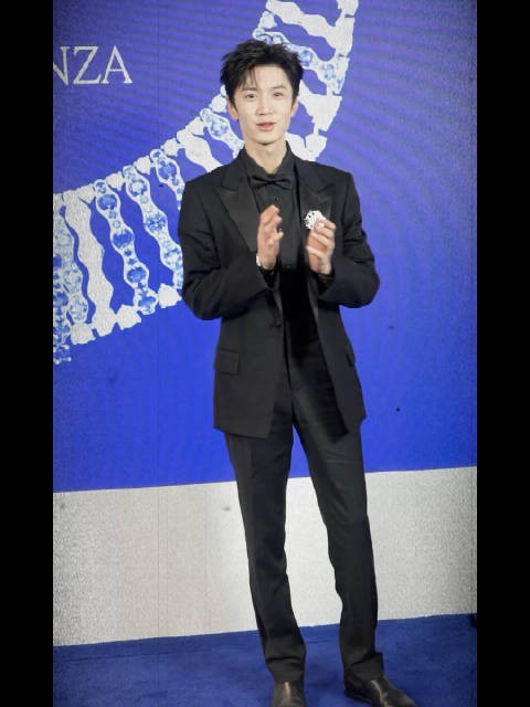 陈哲远术后复工亮相上海时尚活动