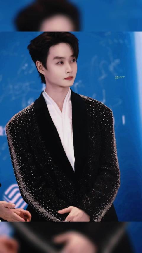 柯淳亮相爱奇艺尖叫之夜，一路繁花2引粉丝热捧