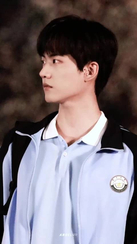 妈咪呀!他才不是穷小子呢!他可是周柯宇呀!我愿意和他在一起吃苦