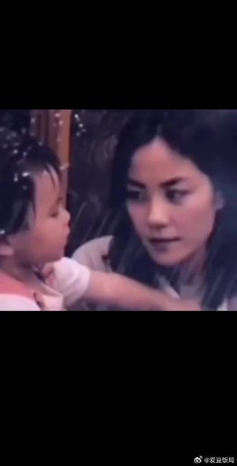 王菲母亲病逝家人隐瞒,机场抱女痛哭首度落泪