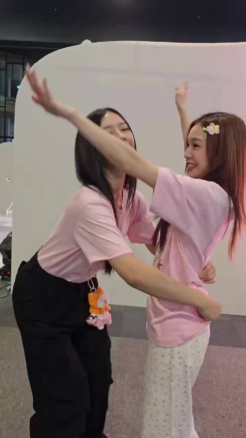 这视频淫点特别多那个人怎么能抱着这个人拍出这么恶俗的东东