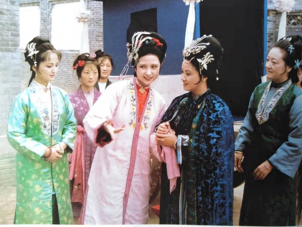 红楼梦:尤二姐死后,贾琏开大门出丧,为何激怒王熙凤?