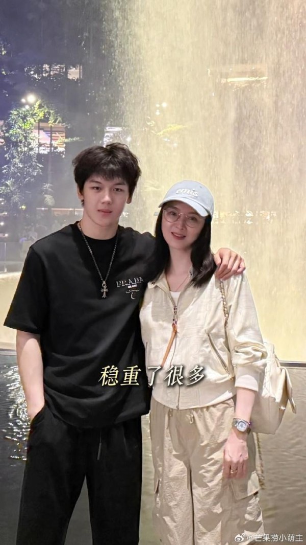 51岁王艳和儿子同框照曝光!19岁儿子身高超180CM,稳重阳光,颜值逆袭