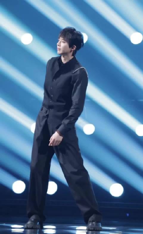 超喜欢这个妆造 满满的少年感