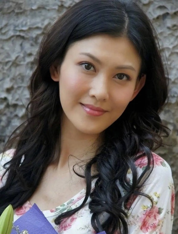 李彩桦谈过往婚姻,自曝前夫不允许自己拍吻戏