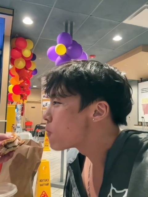 好兄弟之间互喂食物其实没什么,但是如果有人面部表情丰富一点就会变得不一样