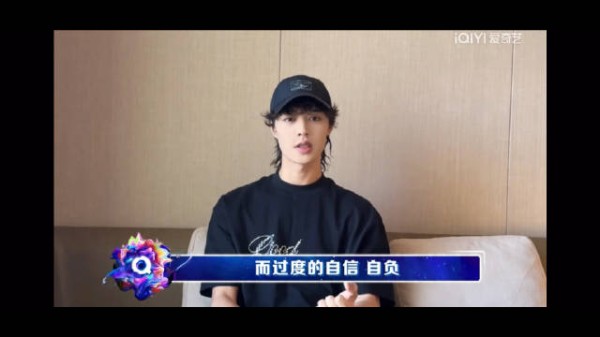 柯淳亮相爱奇艺尖叫之夜,展现独特魅力