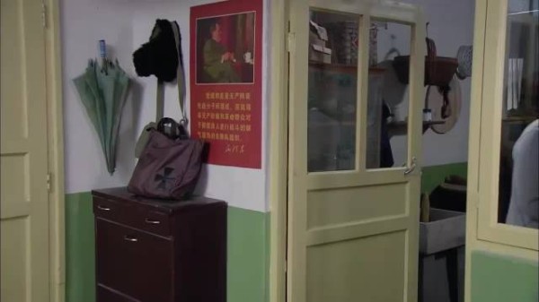 金婚:方卓娅偶遇佟志,激动往他身上扑,哪像俩孩子的妈