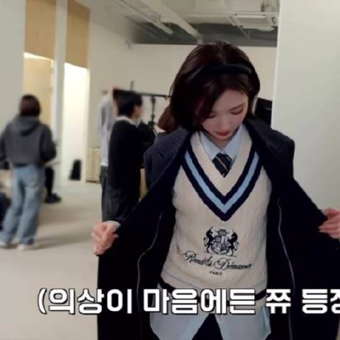 虽然过了读书的年纪,但还是想穿上这样的衣服上学