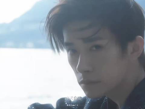 试问谁能抵挡住他那种专注的凝视呢?