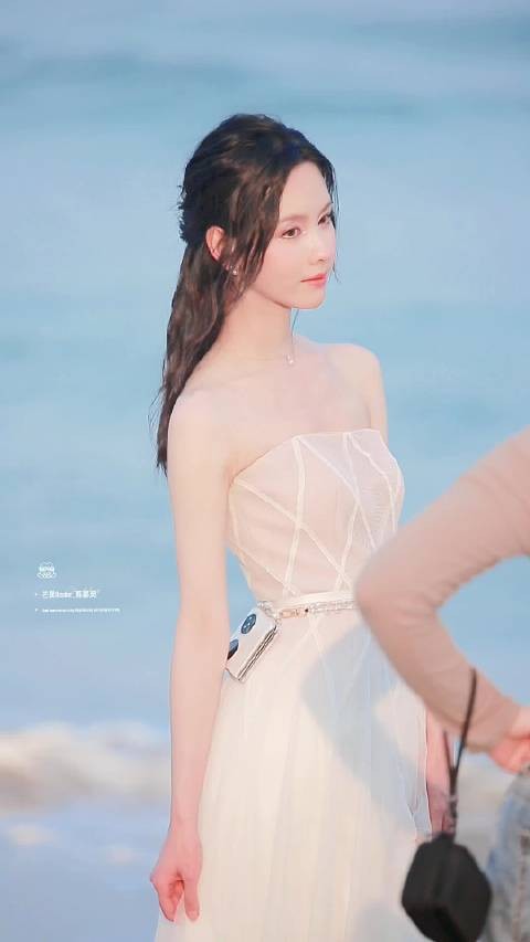 陈都灵海边拍摄 嘟嘟归国白月光既视感