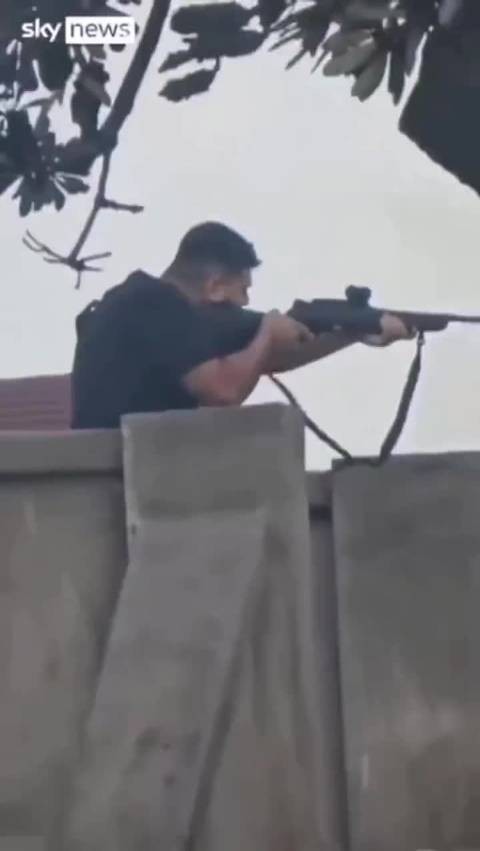 不得不说,这哥们姿势还是听专业的!据说是奔着犹太人去的