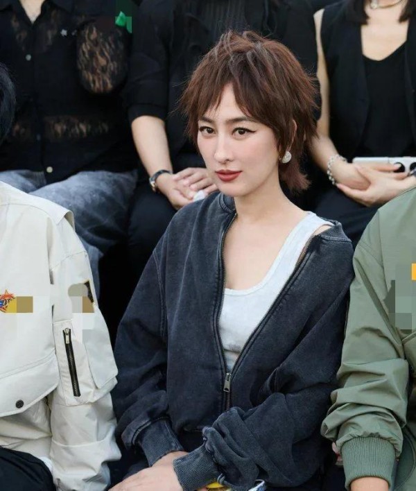 马苏剪了短发美得更高级!穿灰色夹克+半身裙好洋气,差点认不出