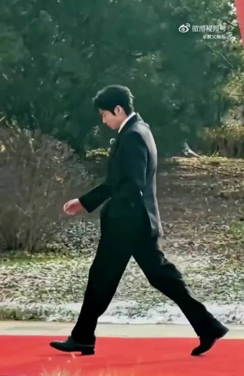 魏大勋温柔管理粉丝秩序,示意小声点