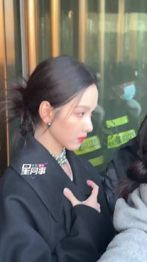 陈都灵的气质如同冬日的晨雾,清新而神秘,令人忍不住想要靠近