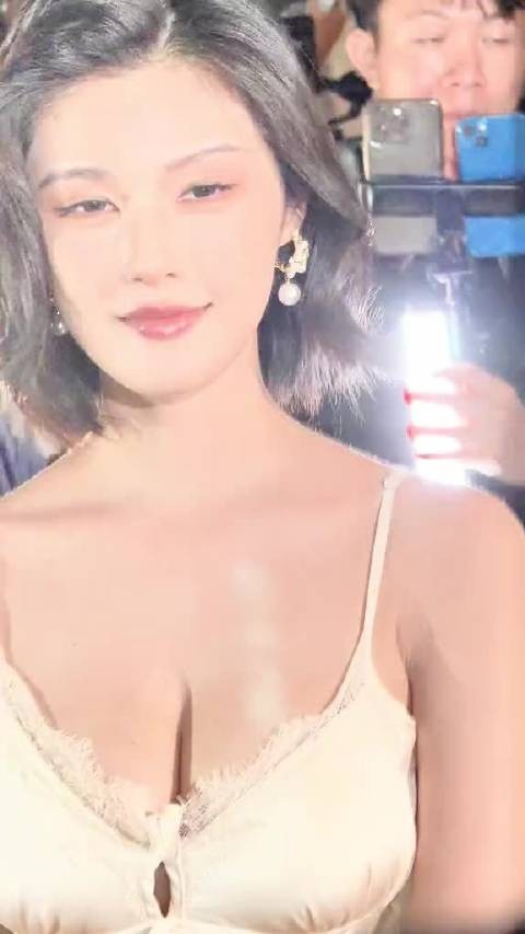 不是在工作,就是在去工作的路上,气场全开,劳模实至名归