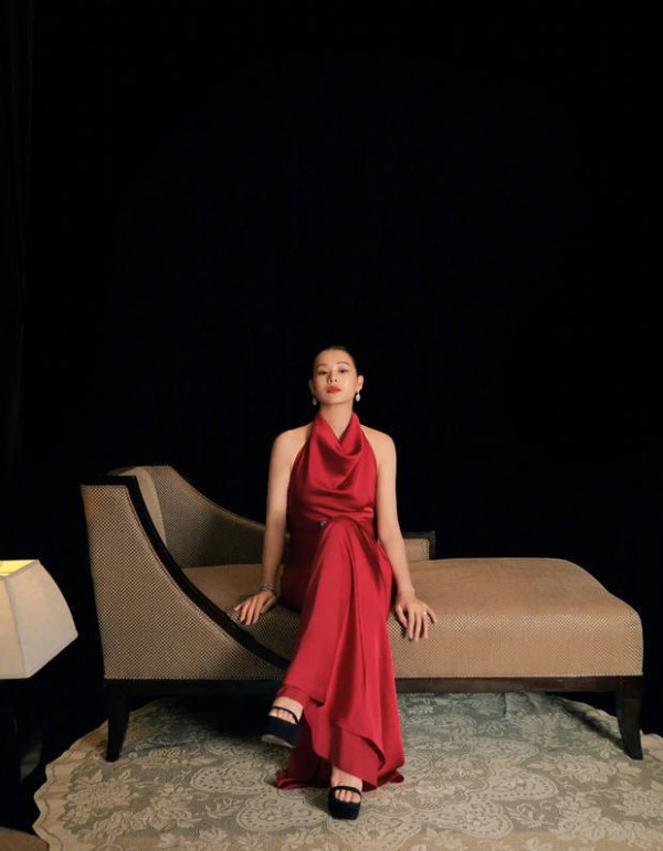 胡杏儿优雅又端庄。