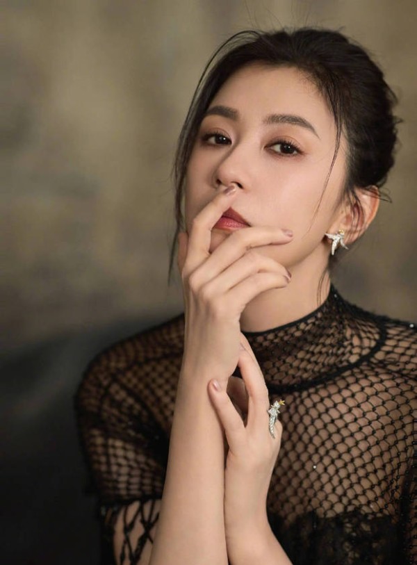 贾静雯端庄优雅。